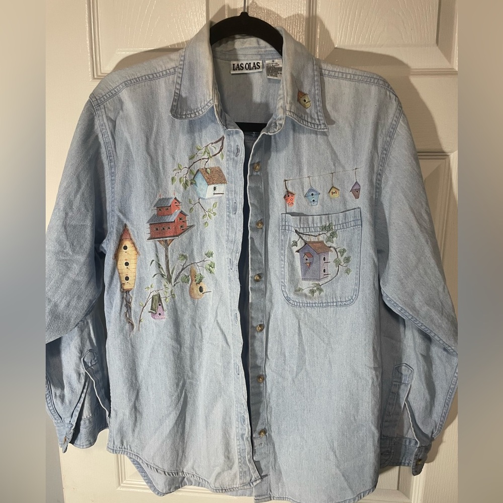 Las Olas brand denim women’s button down shirt. Birdhouse Graphics. Size small.
